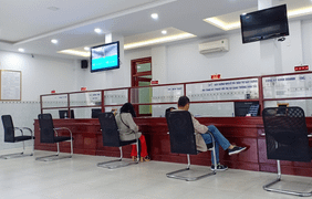 Dân bức xúc vì cán bộ quận bận chúc Tết, chụp ảnh đầu năm